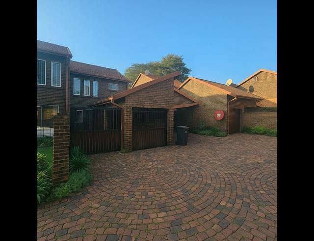 2 BEDROOM TOWNHOUSE FOR SALE IN PIERRE VAN RYNEVELD